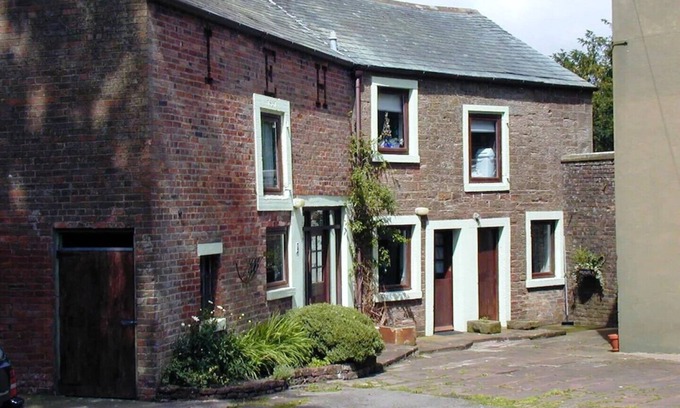 Parsonby Cottage | Gorgeous, cosy upside down cottage with garden space - Grooms Cottage