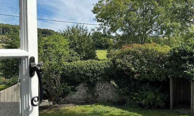 Skirmett Cottage | Gorgeous Cottage in Skirmett with Parking. Pet Friendly!