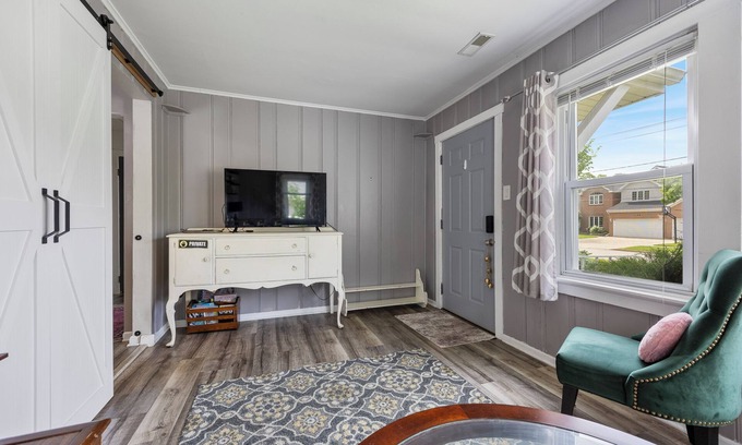 Westmont House | Gorgeous Cottage in Westmont, with massive fenced garden pet friendly, sleeps 5.