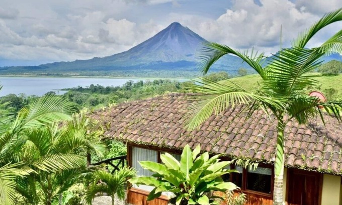 El Fosforo House | Gorgeous Cottage with Pool & Jacuzzi access & Spectacular Volcano & Lake views.