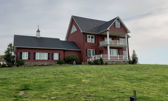 Metropolis House | Gorgeous country view farm house.
