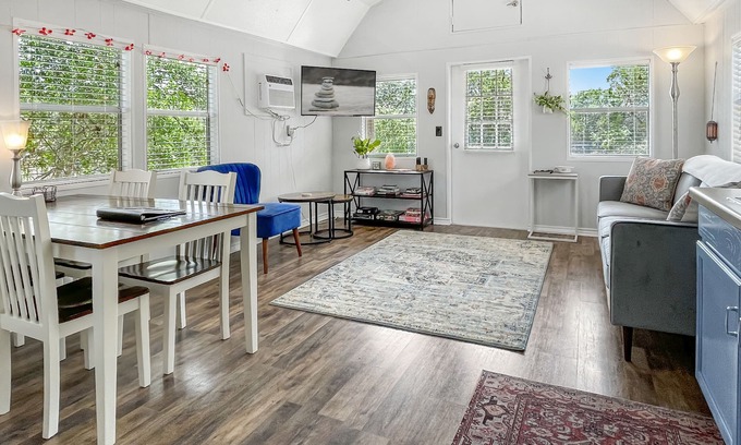 Canyon Lake Cabin | Gorgeous Cozy Cabin in Canyon Lake! Only 5 minutes from the lake and river!