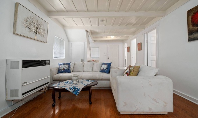 Eastside House | Gorgeous craftsman front House 2 miles from the beach.