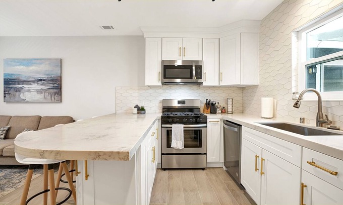 Fullerton House | Gorgeous Designer Remodeled Home 5mi to Disney