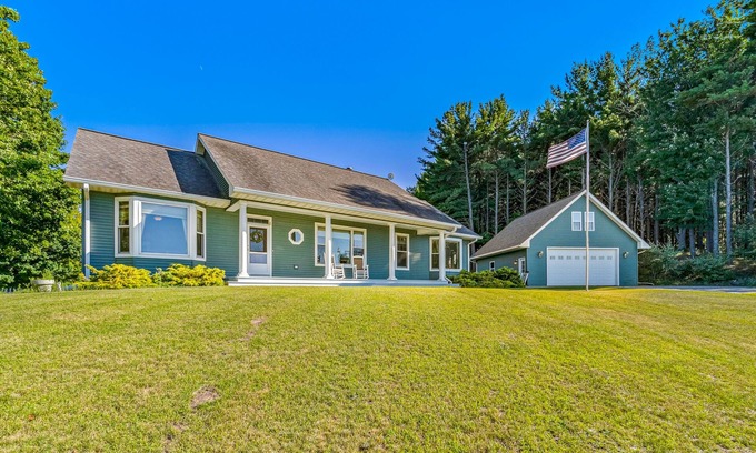 Arcadia House | Gorgeous, dog-friendly home near the lake with fireplace, grill & washer/dryer