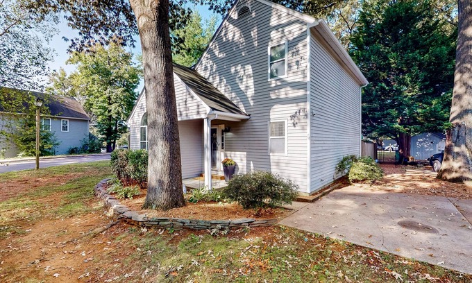 Annapolis House | Gorgeous dog-friendly retreat w/fireplace, patio, & firepit