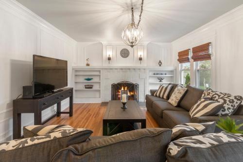 Lake Geneva House | Gorgeous Downtown Bungalow, Walk Everywhere!