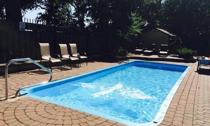 Shaughnessy Village Apartment | GORGEOUS DOWNTOWN SUITE WITH BALCONY, POOL & FREE GARAGE, NEAR THE BELL CENTERn