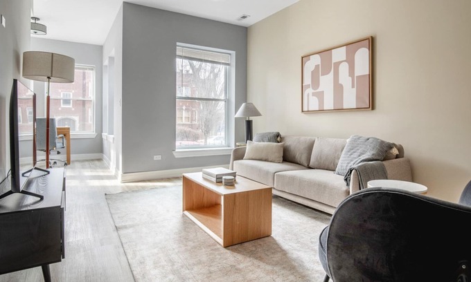 Edgewater Apartment | Gorgeous Edgewater 2BR nr Loyola & Red Line, by Blueground
