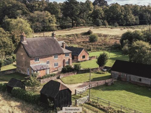 New Forest District House | Gorgeous English Farmhouse Holiday Cottage for 9 and a half