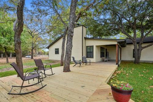 Bryan House | Gorgeous Family Cottage Ideal to Stargaze from the Deck in Texas