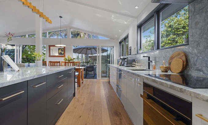 Glendowie Apartment | Gorgeous Family Home-Fully Fenced & Toys