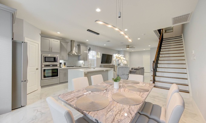 Spring Branch House | Gorgeous Family-sized Townhouse close to downtown!