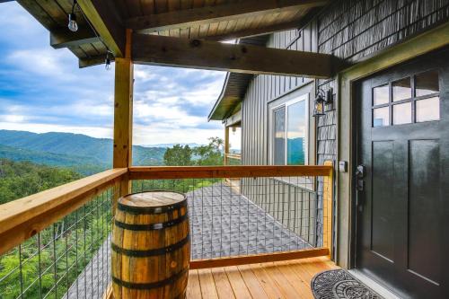 Gatlinburg House | Gorgeous Gatlinburg Cabin Large Deck and Hot Tub!
