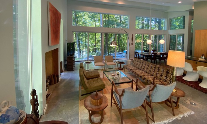 Damascus House | Gorgeous Glass 3 Bedroom, 2 Bath Riverfront Home