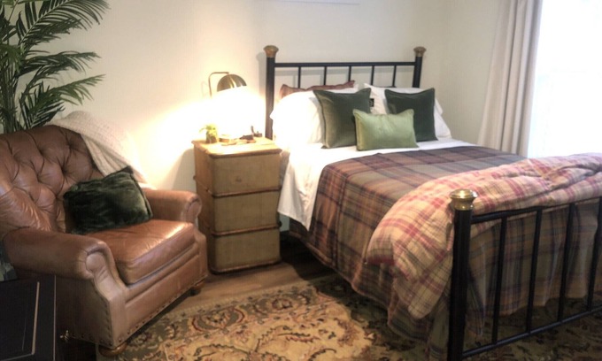 Turners House | Gorgeous Green Room Suite, Safe, Quiet