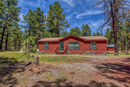 Parks House | Gorgeous Historic 3 BR Log Cabin w Forest Views 20 Minutes from Flagstaff Now with Wi-Fi