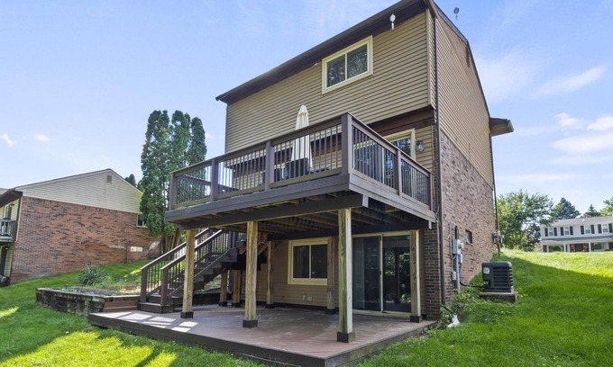 Drayton Plains House | Gorgeous home W/ a ton of Space Over looking the Woods