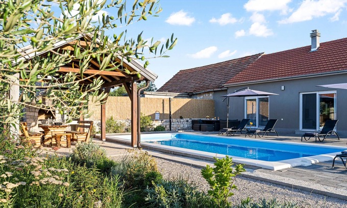 Drinovci House | Gorgeous home in Drinovci with WiFi