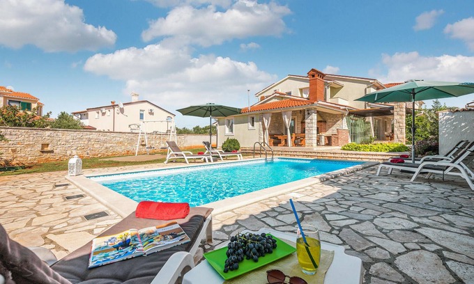 Gajana House | Gorgeous home in Golubovo with kitchen