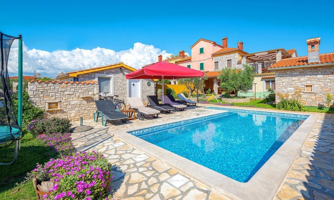 Gajana House | Gorgeous home in Golubovo with WiFi