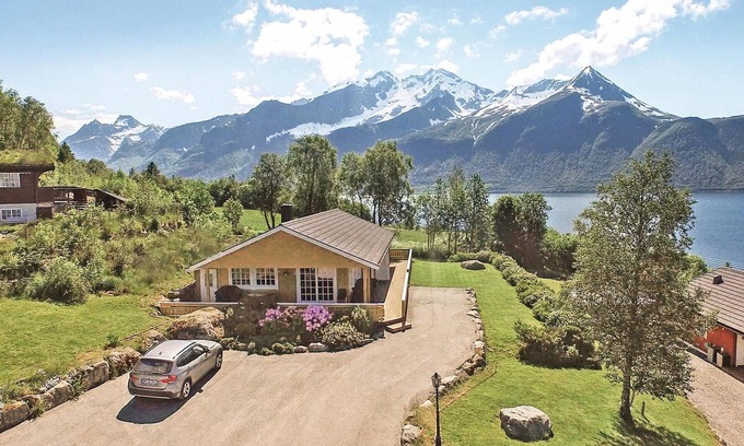 Hundeidvik House | Gorgeous home in Hundeidvik