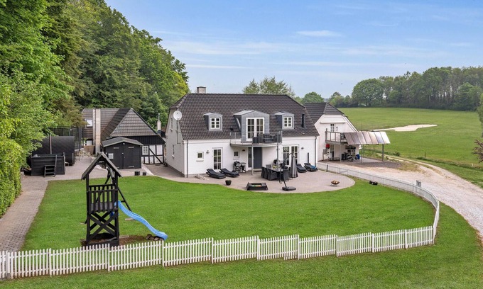 Juelsminde House | Gorgeous home in Juelsminde with sauna