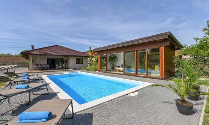 Puscine House | Gorgeous home in Puscine with sauna