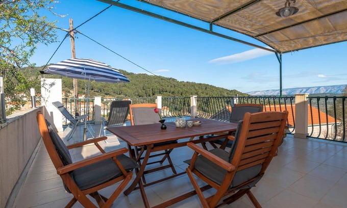 Dol House | Gorgeous home in Stari Grad with WiFi