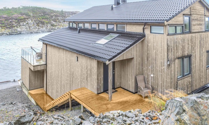Selbjorn House | Gorgeous home in Stolmen with kitchen