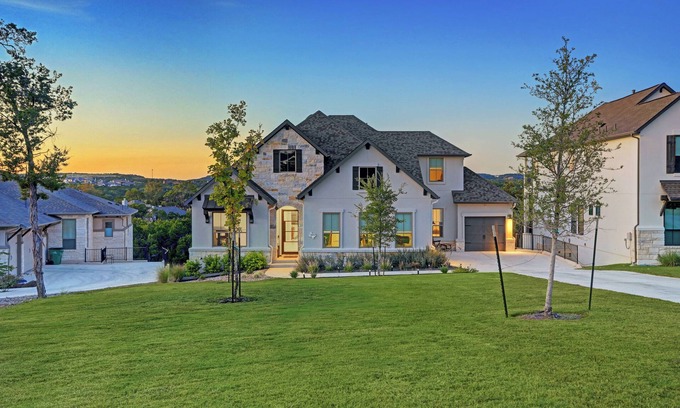 Leander House | Gorgeous home on a hill with amazing hilltop views, near the lake