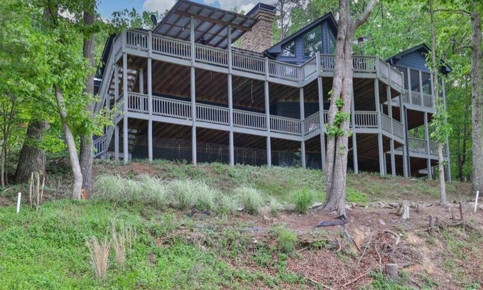 Waleska House | Gorgeous Home, On-Site Golf, Pools, Lake, & Tennis