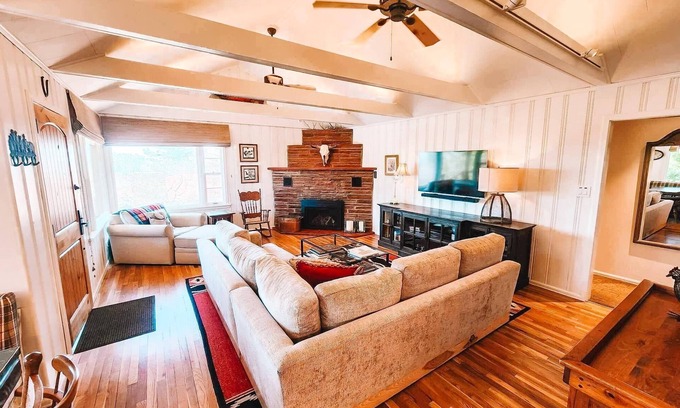 Broadmoor House | Gorgeous Home by The Broadmoor Hotel & Cheyenne Mtn Zoo!n