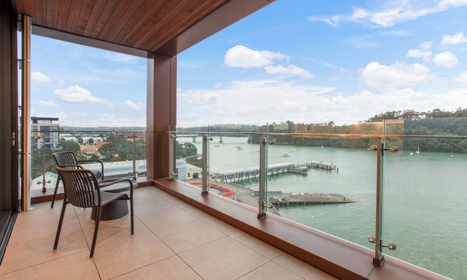 Hobsonville Apartment | Gorgeous Home with Catalina Bay Views and Carpark