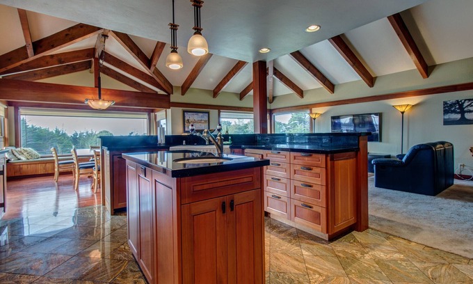 Mendocino House | Gorgeous Home with a Deck & Garden - Walk to the Beach & Lighthouse