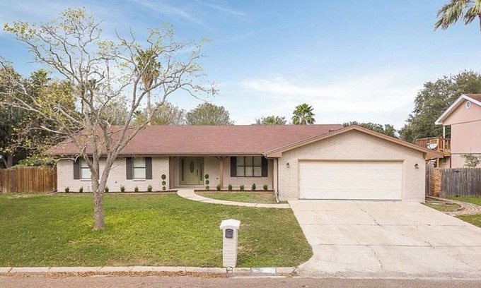 Harlingen House | Gorgeous Home With a Pool 2600sqft