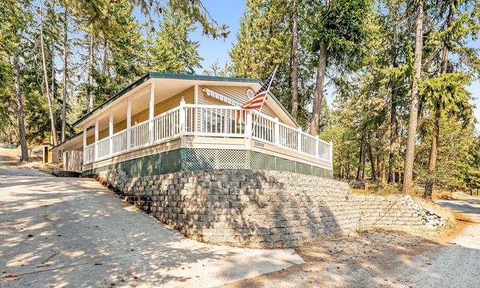 Chelan House | Gorgeous House near Lake Chelan w/Deck, Great Views, Dock, & Beach Access