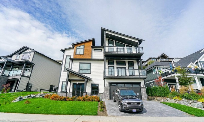 Promontory House | Gorgeous house on the top of the mountain in Chilliwack