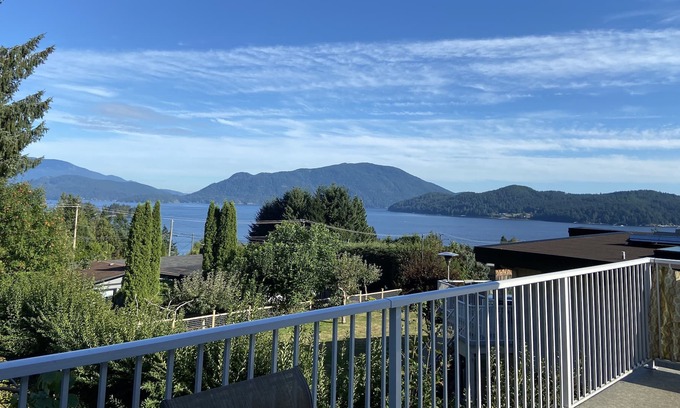 Langdale House | Gorgeous house with ocean view close to Ferry