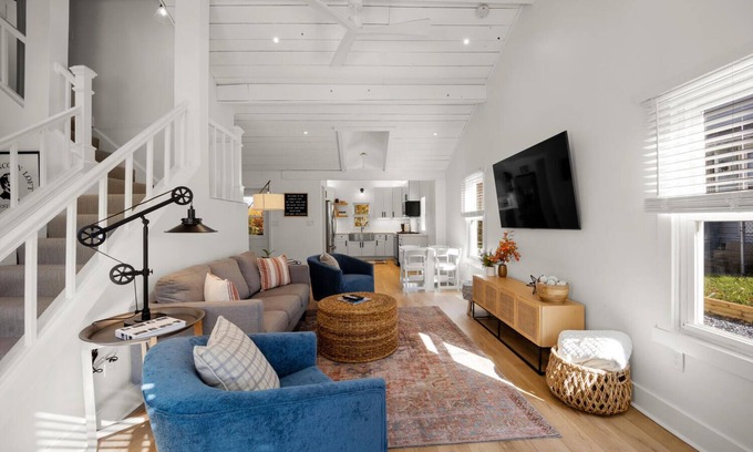Lutherville Timonium House | * Gorgeous Loft Style House w/Luxury, Charm, & Comfort *
