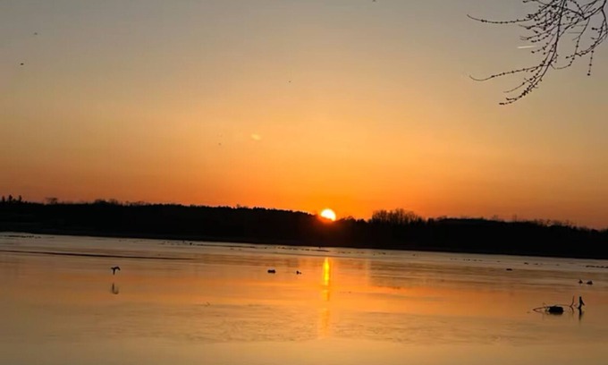 Cobden House | Gorgeous lack front and Amazing sunset . Retreat: Fun, Relaxation, and Nature.