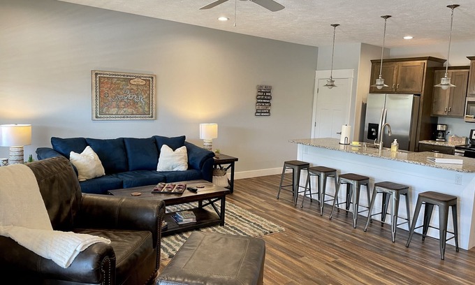 Lampe Condo | Gorgeous Lake Front Condo with Pool, Hot Tub & Boat Ramp - 30 Min from Branson
