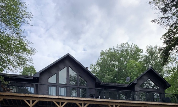Dysart et al Cottage | Gorgeous lake front cottage