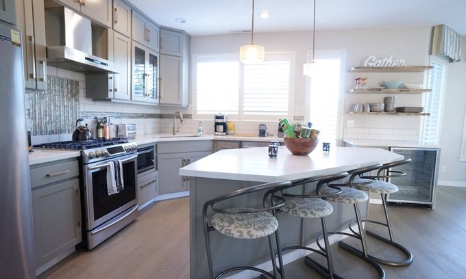 Sherwood - Tualatin South House | Gorgeous Lake Front Home, Central Location