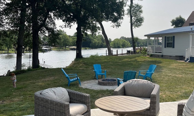 Monticello House | Gorgeous lake front cottage. Enjoy those summer nights on the lake