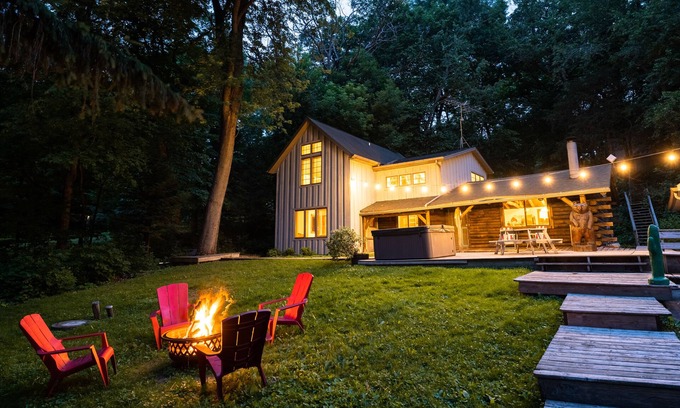 Markesan Cabin | Gorgeous Lake House on Little Green Lake