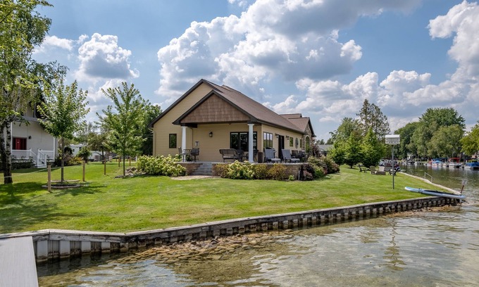 Lake House | Gorgeous lakefront home in Central Michigan