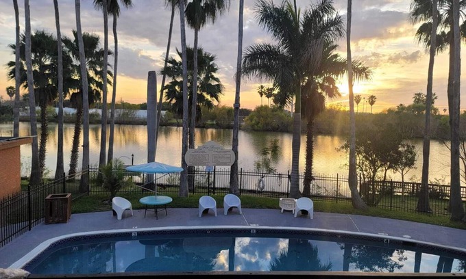 Brownsville Condo | Gorgeous Lakefront Condo W/immaculate Pool