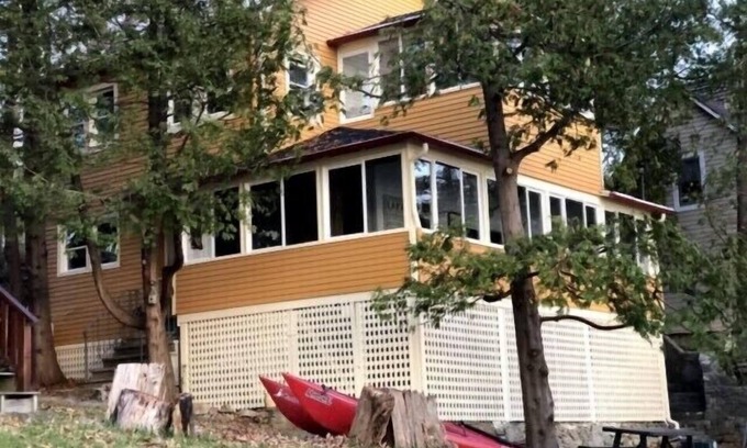 North Ferrisburgh Cottage | Gorgeous Lakehouse, Private Beach, Tranquil Scenery with Westerly Views