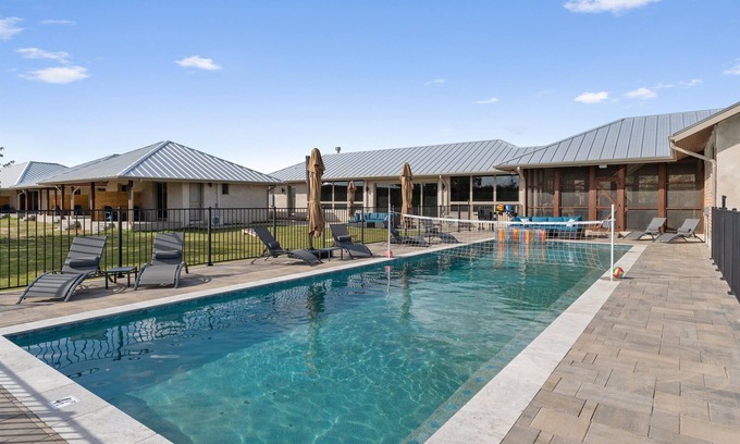 La Grange House | Gorgeous Lakeside Retreat Center – 26 Beds